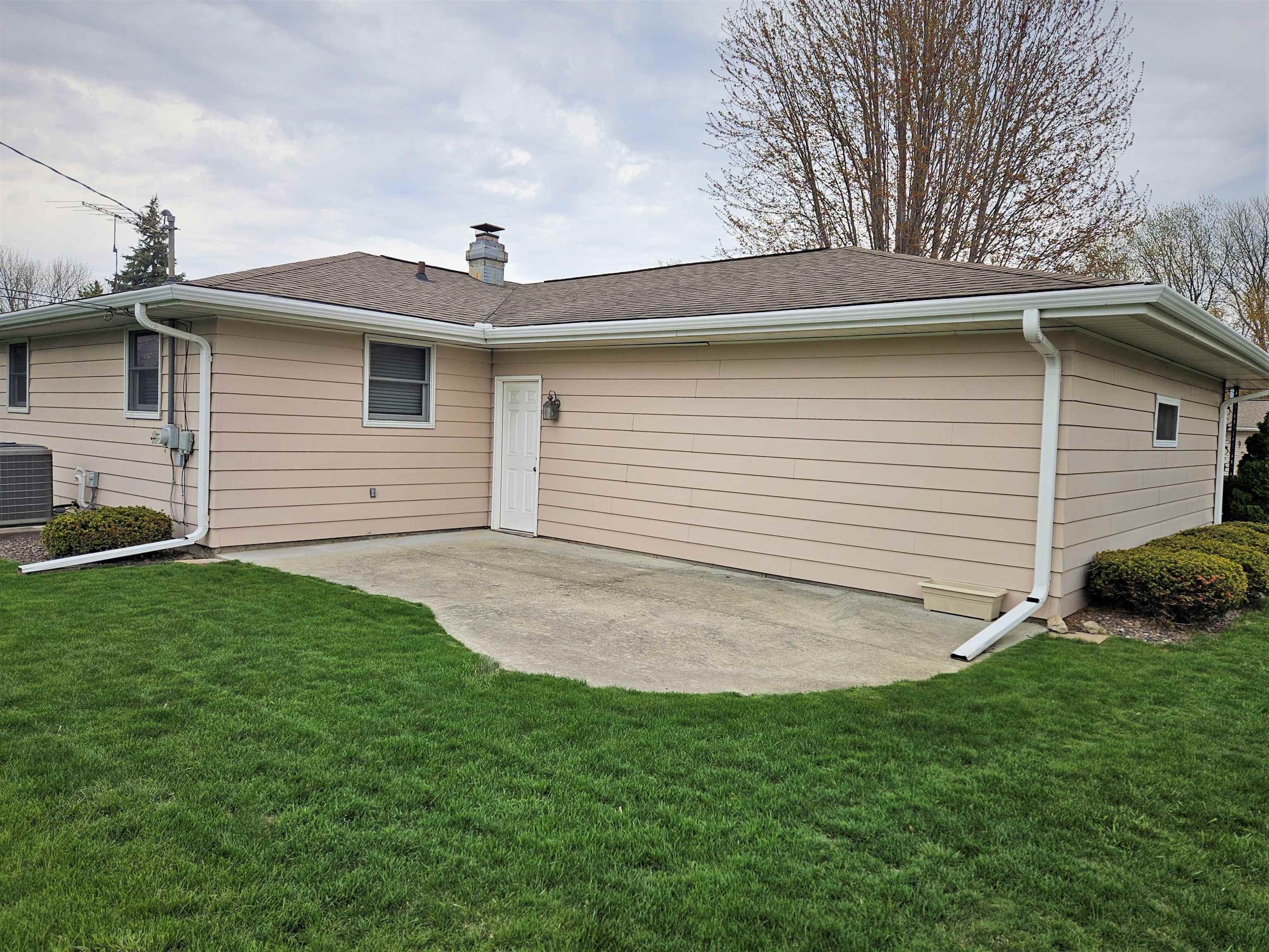 2005 Oak Street Oshkosh, WI 54901 - Photo 4 of 36