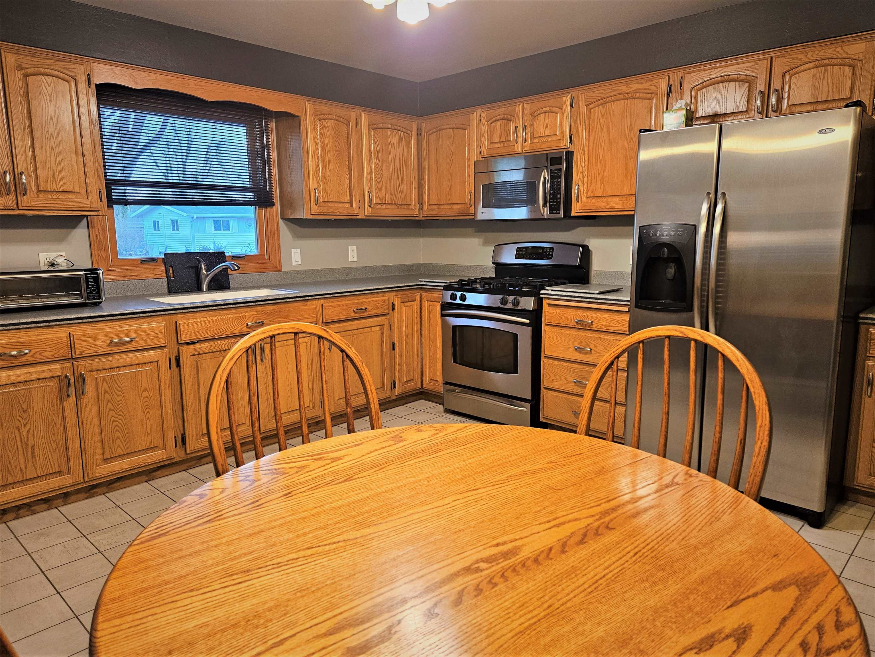 2005 Oak Street Oshkosh, WI 54901 - Photo 8 of 36