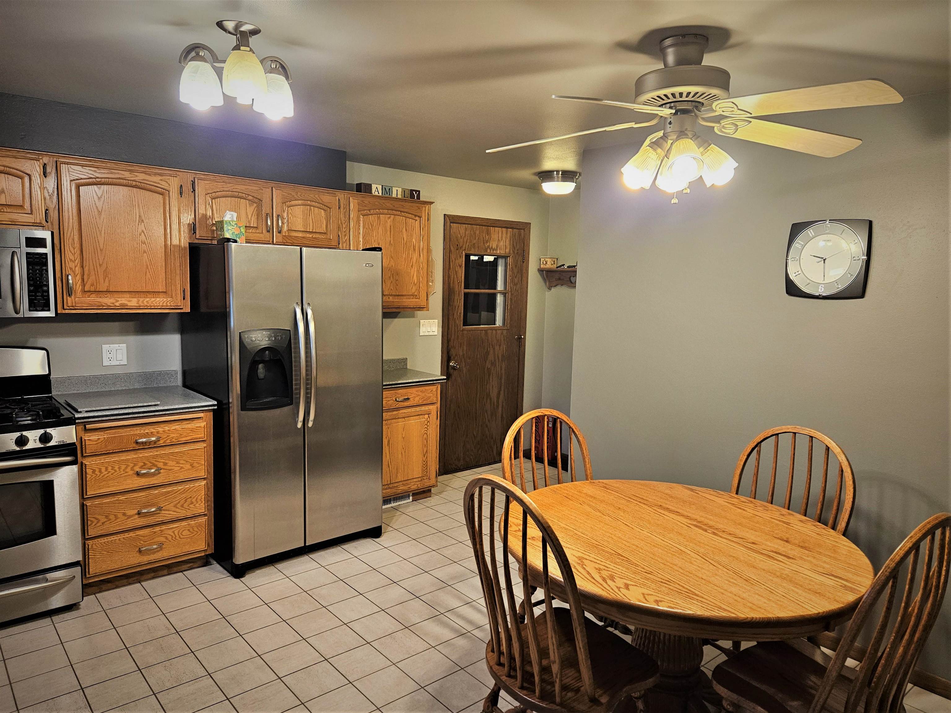 2005 Oak Street Oshkosh, WI 54901 - Photo 9 of 36
