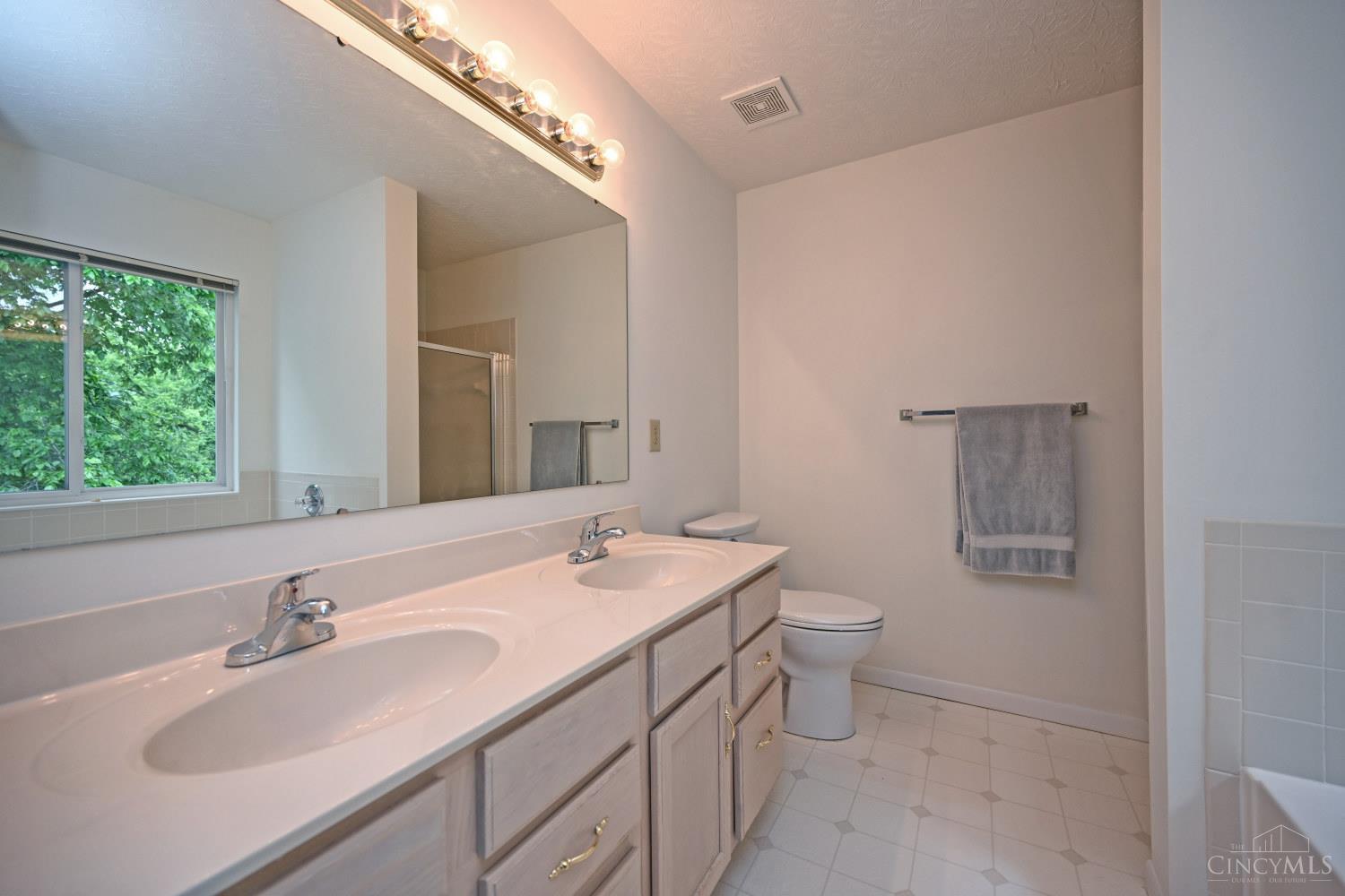7905 Ramble View, Unit 301 Cincinnati, OH 45231 - Photo 27 of 44