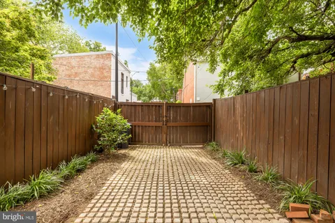 $1,500,000 | 647 A Street Southeast, Washington, DC 20003