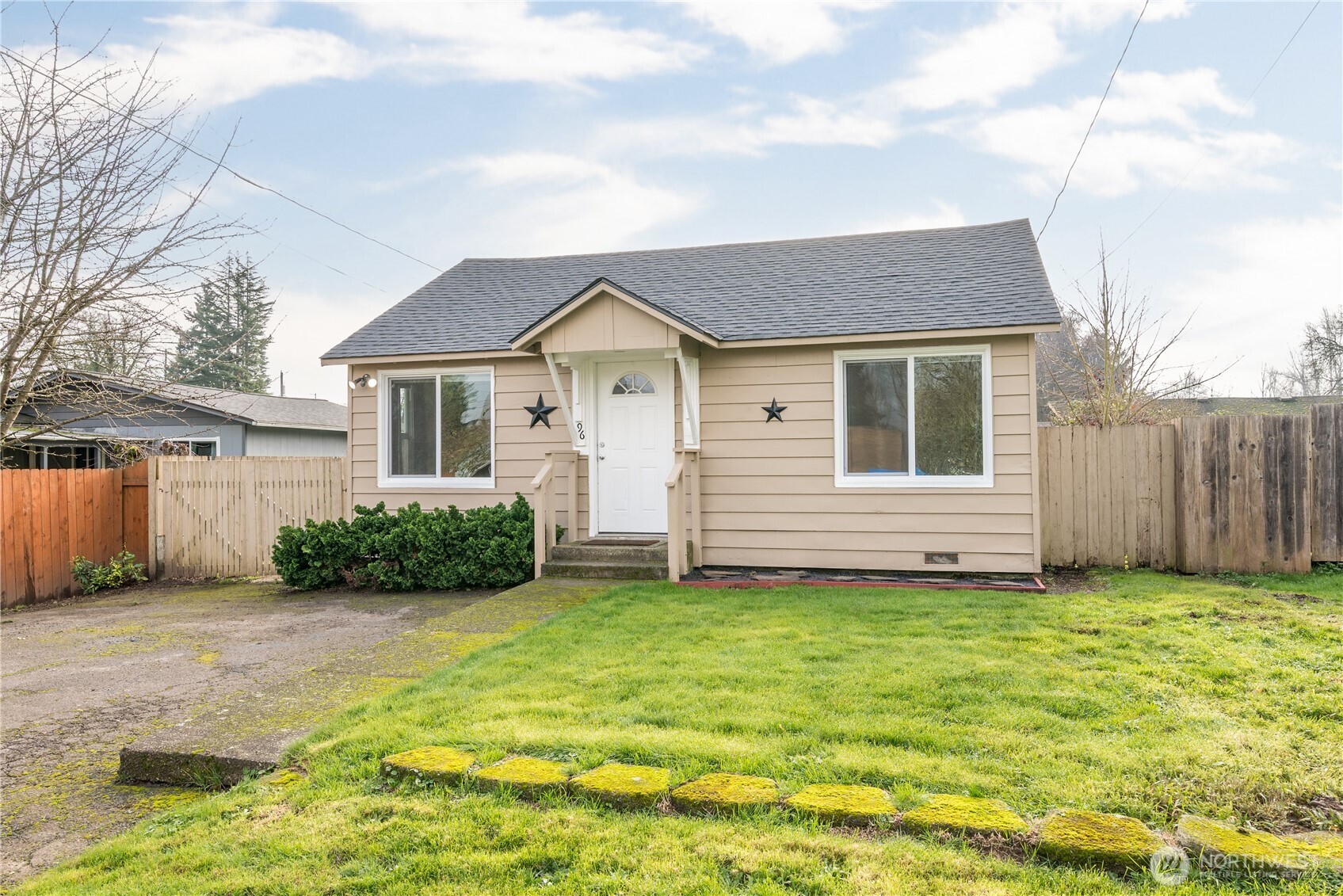 a view of a house with a yard