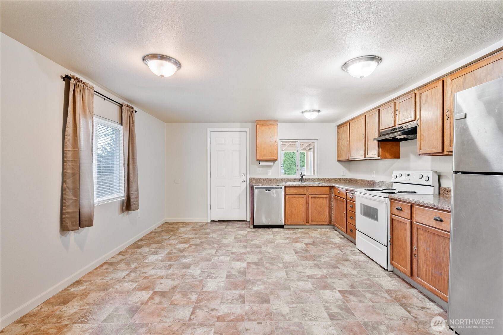 96 Dirk Lane Kelso, WA 98626 - Photo 4 of 13 a large kitchen with stainless steel appliances cabinets and a sink