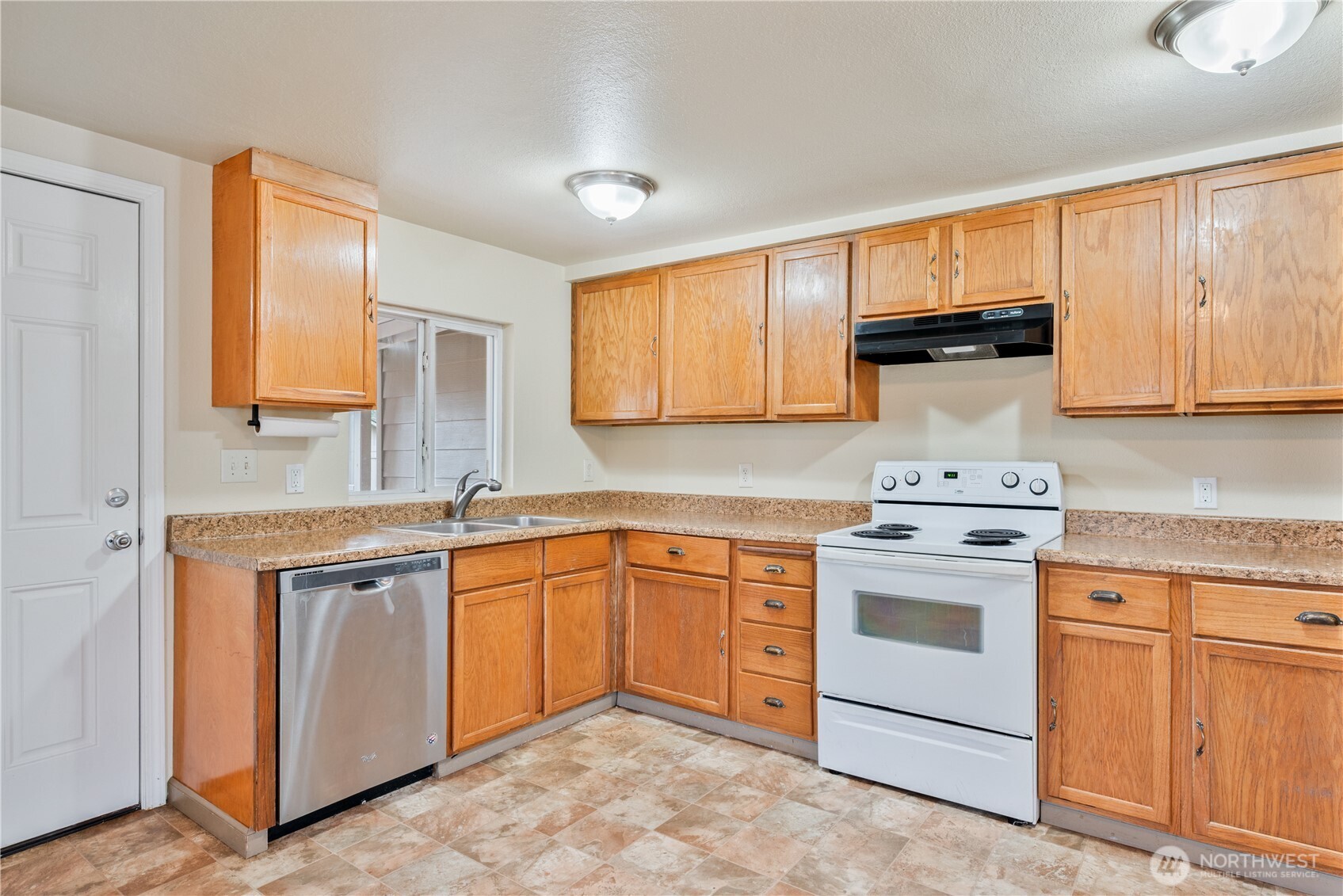 96 Dirk Lane Kelso, WA 98626 - Photo 5 of 13 a kitchen with granite countertop cabinets stainless steel appliances and a sink