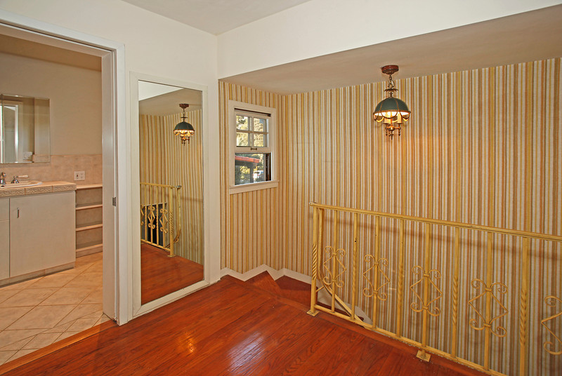 3039 Hermosa Road Santa Barbara, CA 93105 - Photo 14 of 14 upstairs hallway