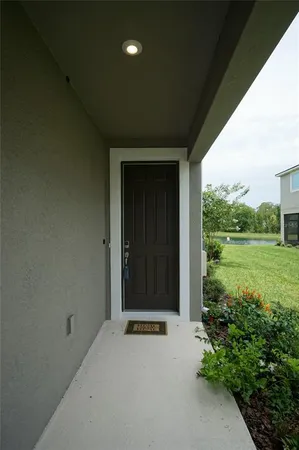 a view of a house with backyard and garden