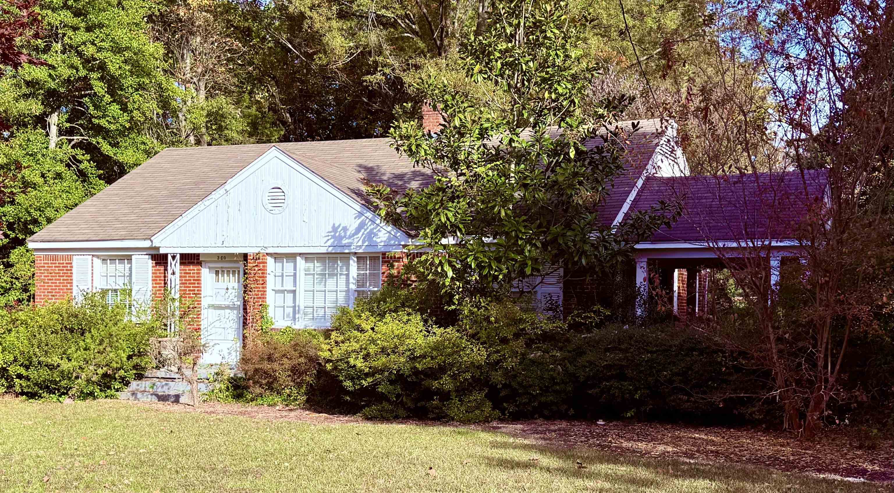 a view of a house with a yard