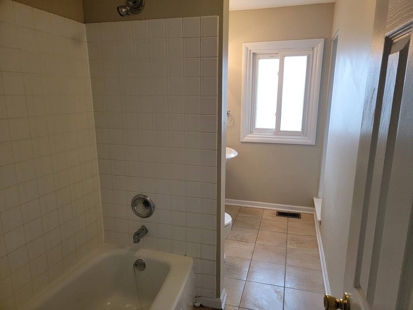 1935 Ashley Road Hoffman Estates, IL 60169 - Photo 17 of 28 a bathroom with a bathtub