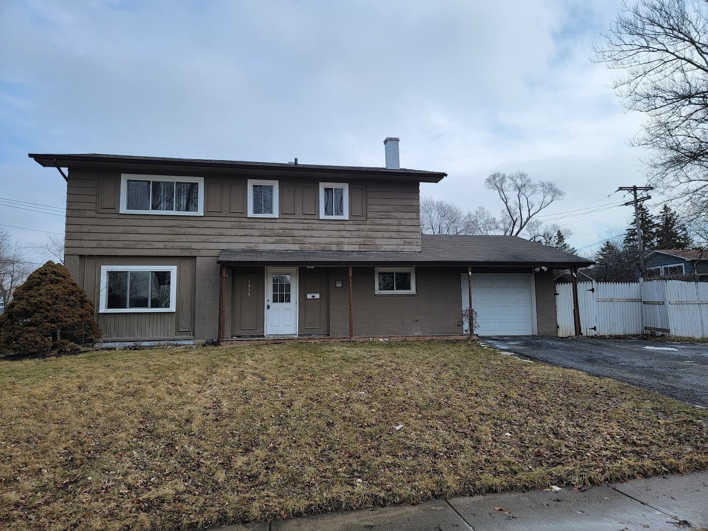 1935 Ashley Road Hoffman Estates, IL 60169 - Photo 5 of 28 a front view of a house with a yard