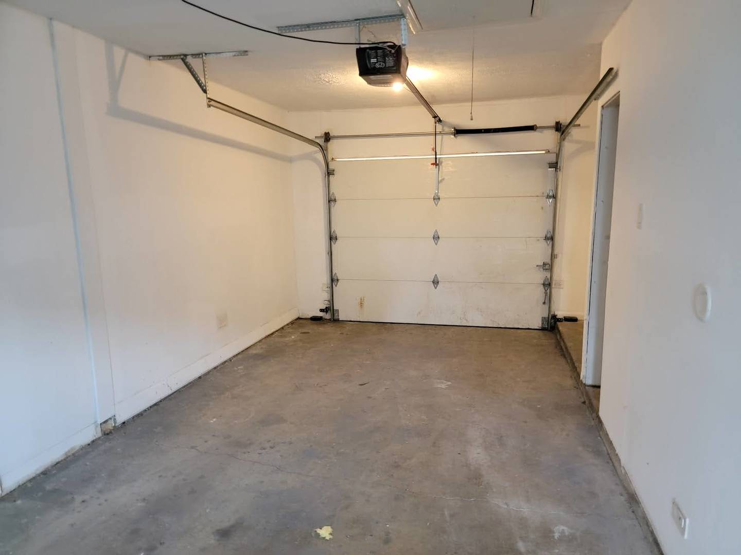 1935 Ashley Road Hoffman Estates, IL 60169 - Photo 9 of 28 a view of a garage