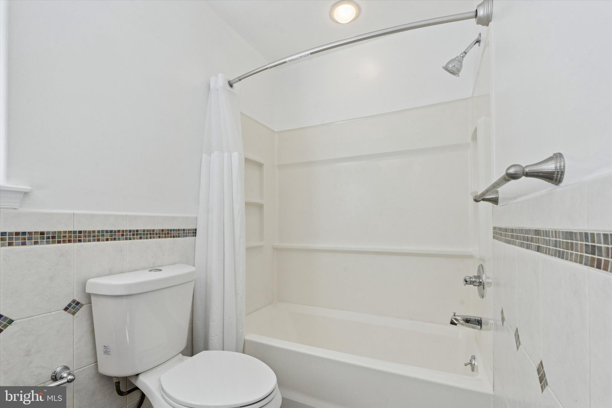 2522-24 South Broad Street, Unit 2F Philadelphia, PA 19145 - Photo 10 of 15 a bathroom with a shower a toilet and a bathtub