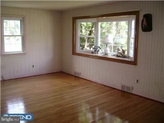 19 Shirley Road Hatboro, PA 19040 - Photo 2 of 12 Living Room