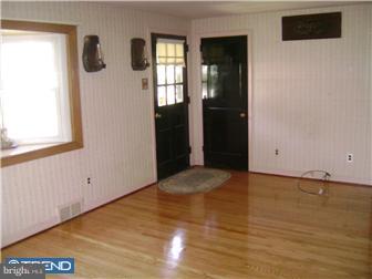 19 Shirley Road Hatboro, PA 19040 - Photo 3 of 12 Living Room
