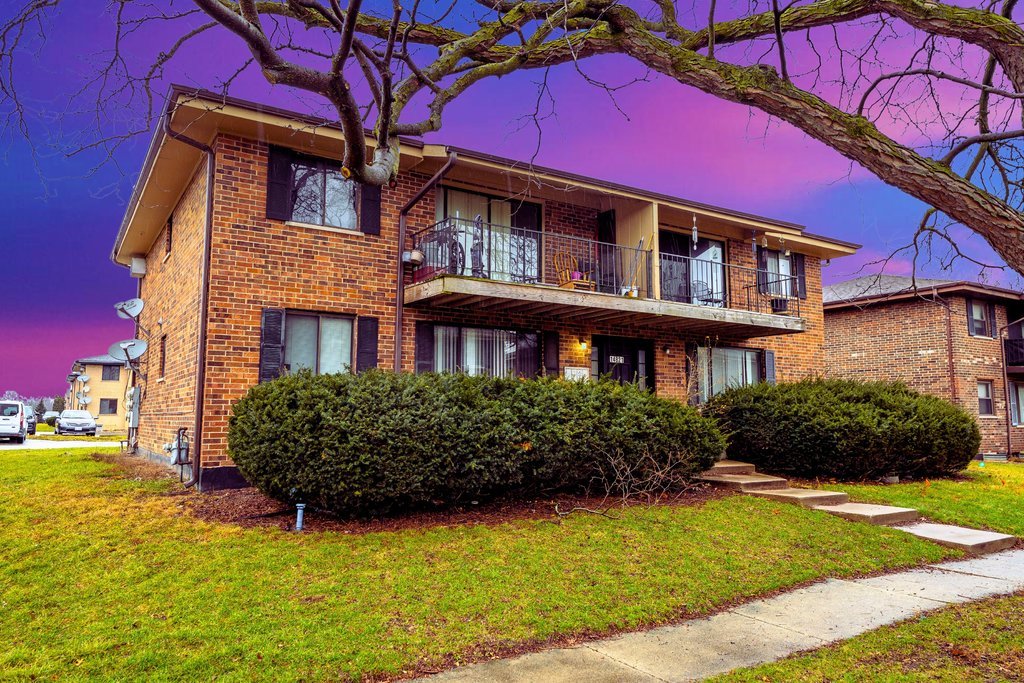 14821 Kilpatrick Avenue, Unit 1E Midlothian, IL 60445 - Photo 1 of 23 a view of a house with a yard