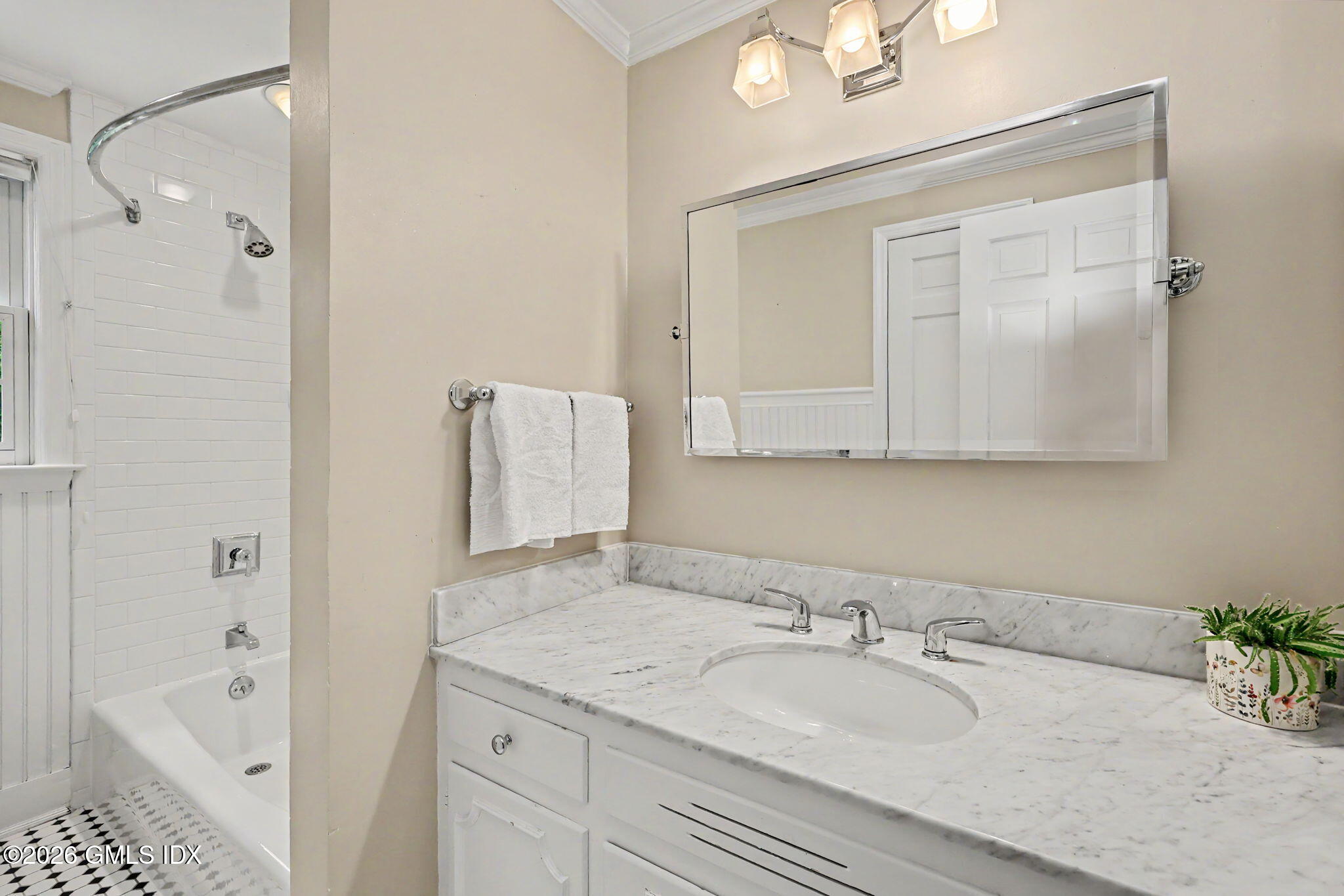 32 Welwyn Road Riverside, CT 06878 - Photo 13 of 23 Hall Bath