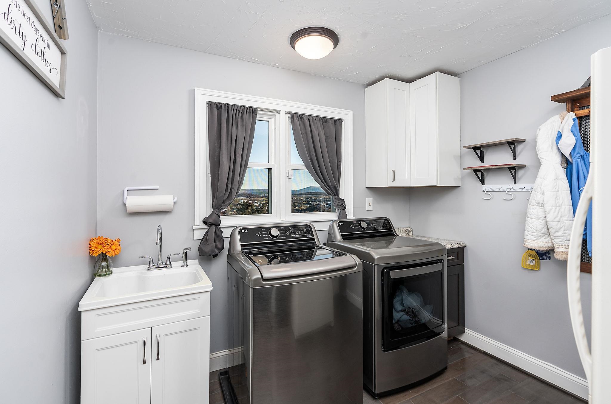 441 Barrenridge Road Fishersville, VA 22939 - Photo 29 of 71 a kitchen with a stove and a sink