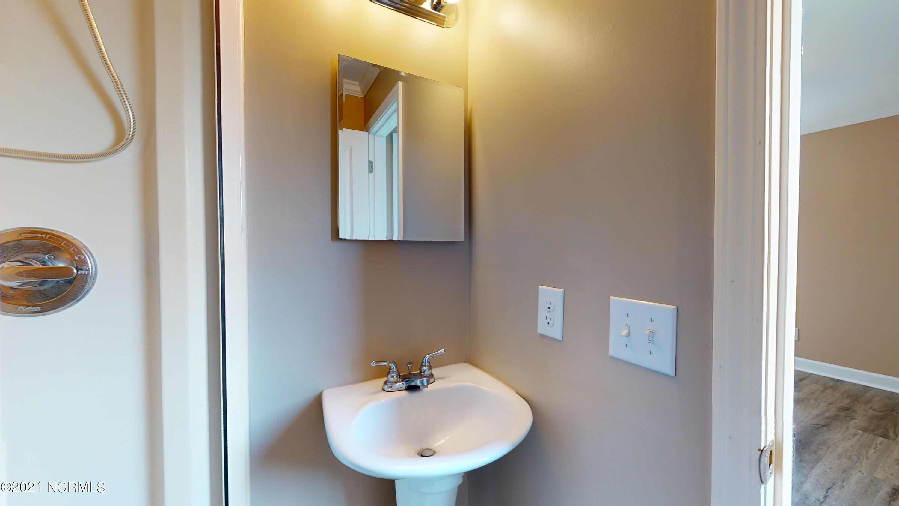 2008 East Fort Macon Road, Unit B17 Atlantic Beach, NC 28512 - Photo 15 of 60 Principal ensuite