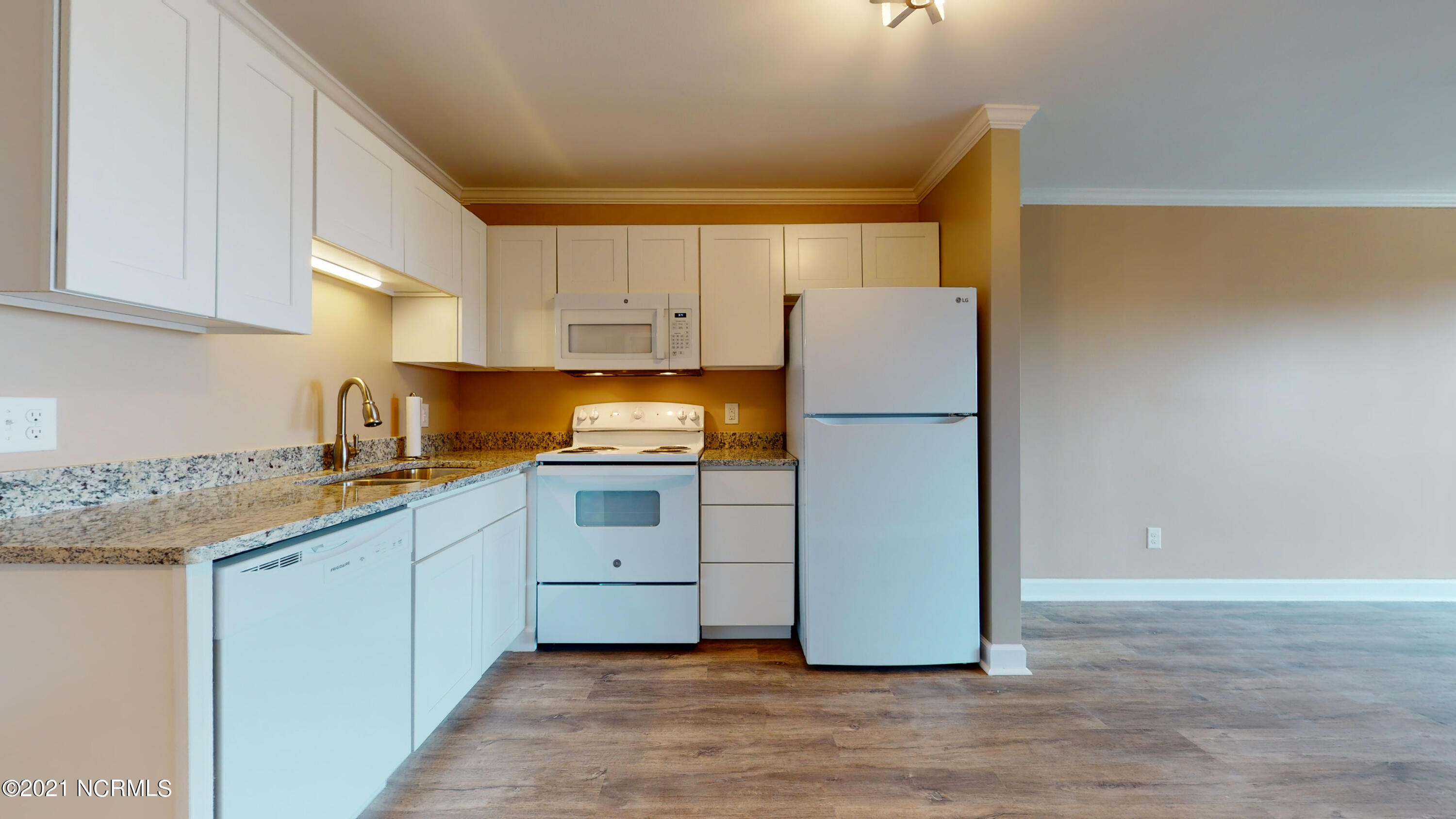 2008 East Fort Macon Road, Unit B17 Atlantic Beach, NC 28512 - Photo 6 of 60 Kitchen view