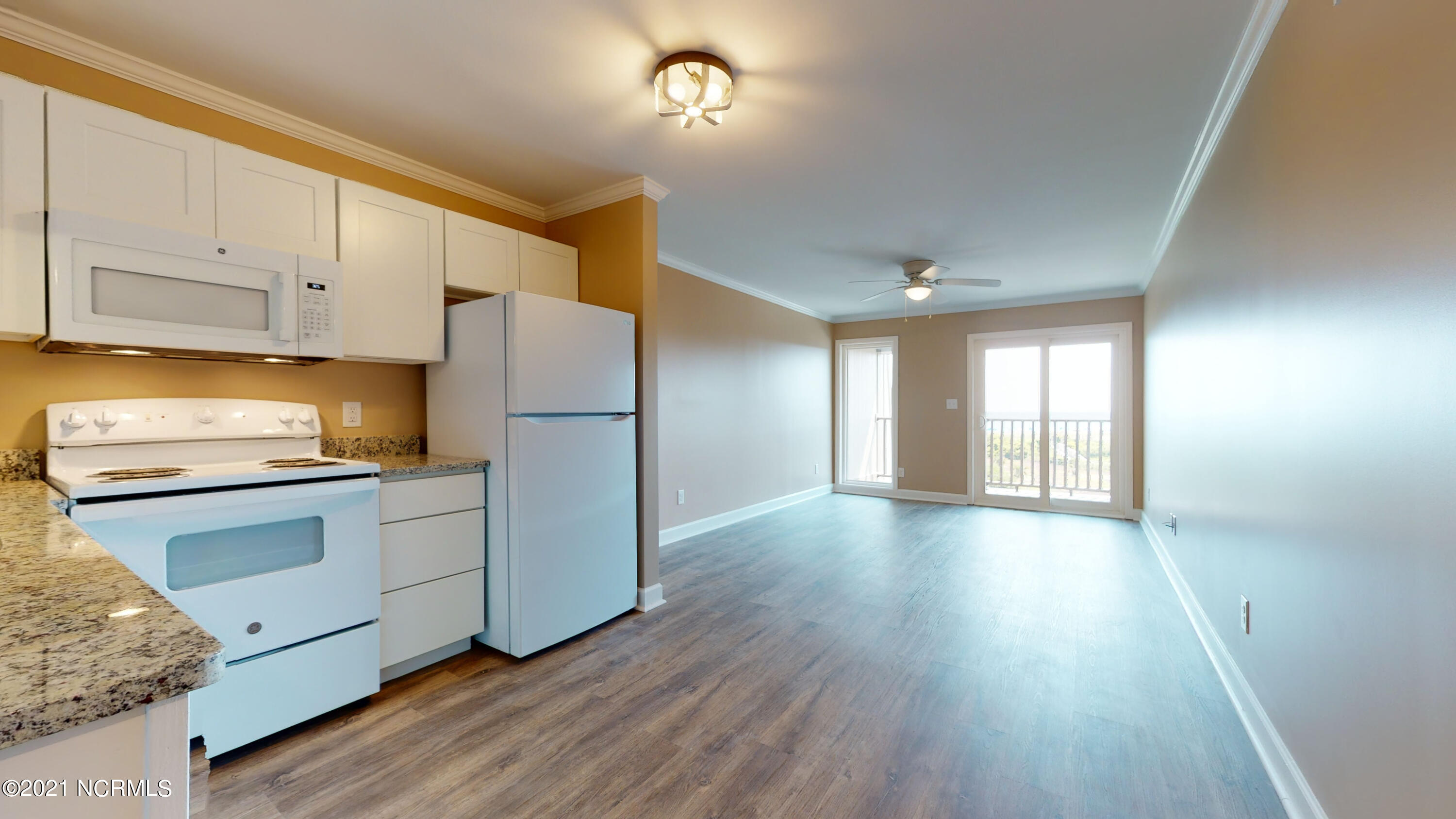 2008 East Fort Macon Road, Unit B17 Atlantic Beach, NC 28512 - Photo 7 of 60 Kitchen / Den view