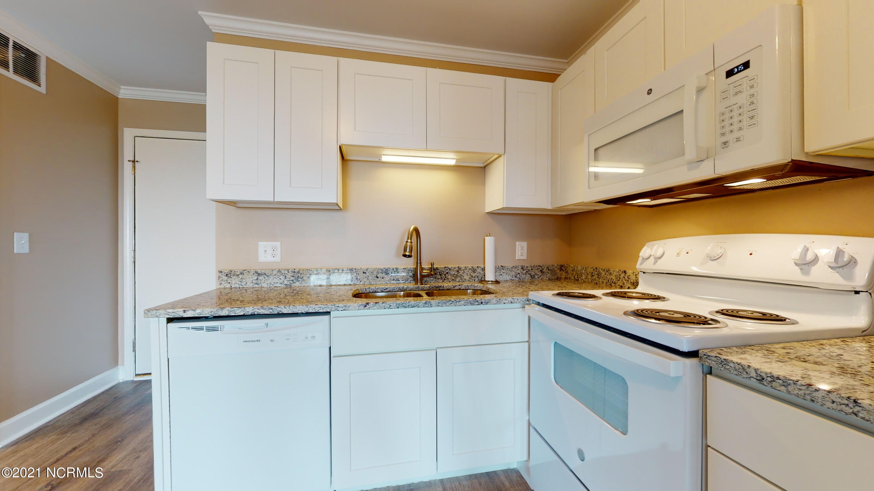 2008 East Fort Macon Road, Unit B17 Atlantic Beach, NC 28512 - Photo 8 of 60 Kitchen