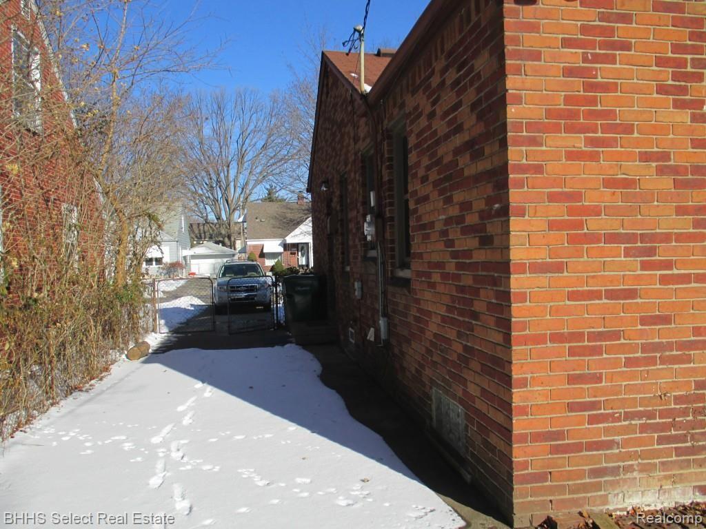 24431 Ross Street Dearborn, MI 48124 - Photo 23 of 26 037.jpg
