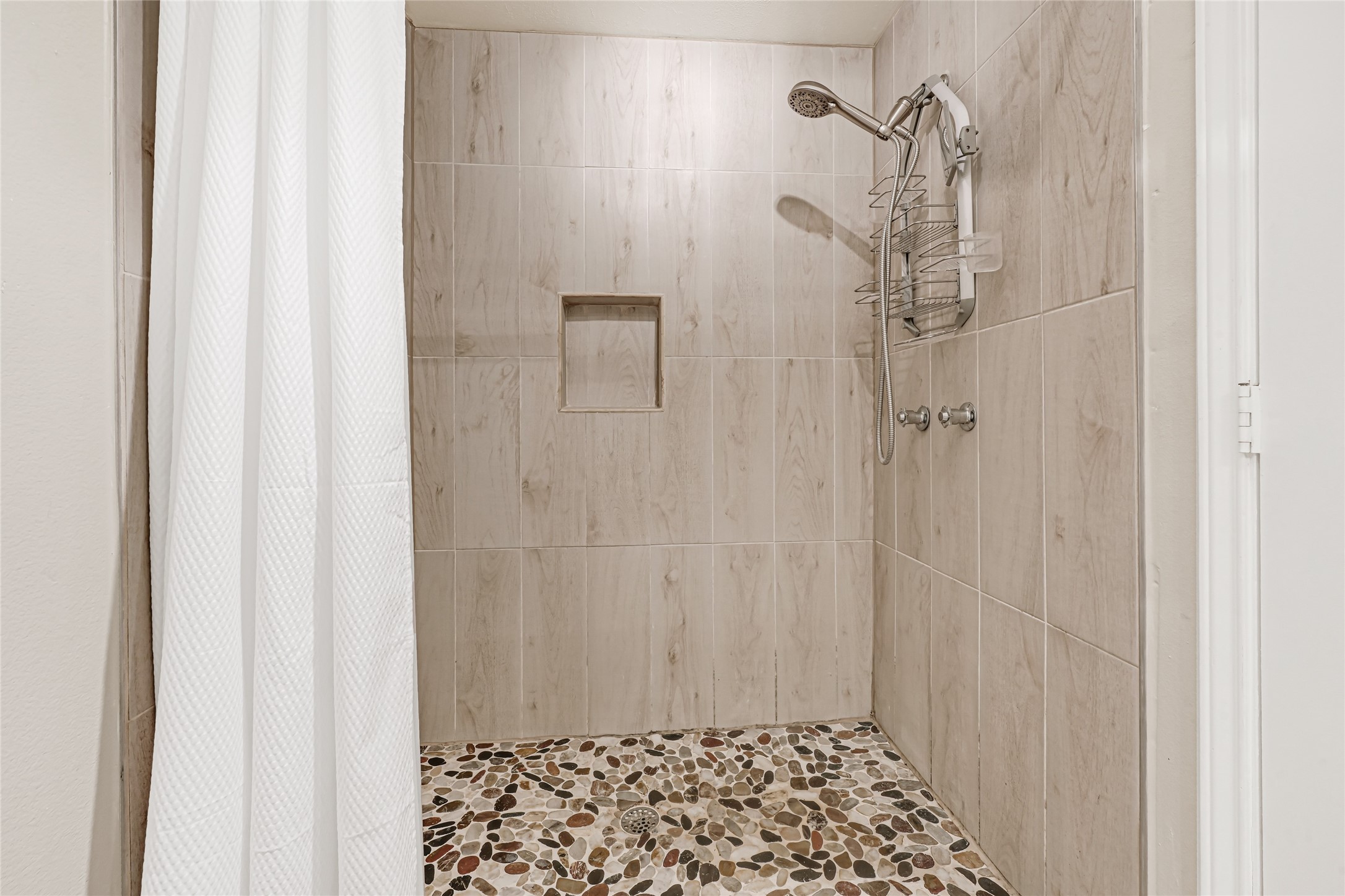 2809 Tooke Street Houston, TX 77023 - Photo 33 of 50 a bathroom with a shower