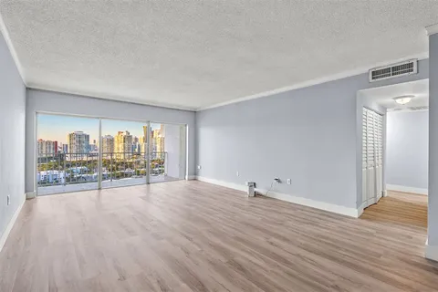$389,000 | 500 Bayview Drive, Unit 2023, Sunny Isles Beach, FL 33160