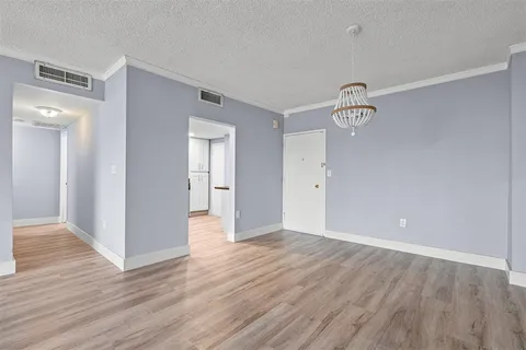 $389,000 | 500 Bayview Drive, Unit 2023, Sunny Isles Beach, FL 33160