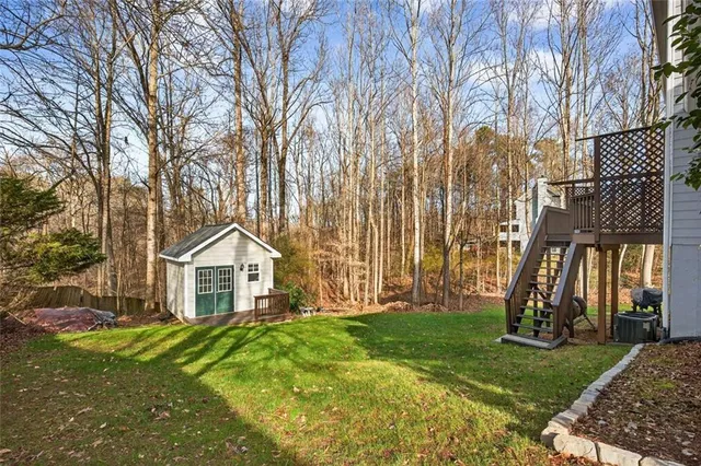 a view of a house with a yard