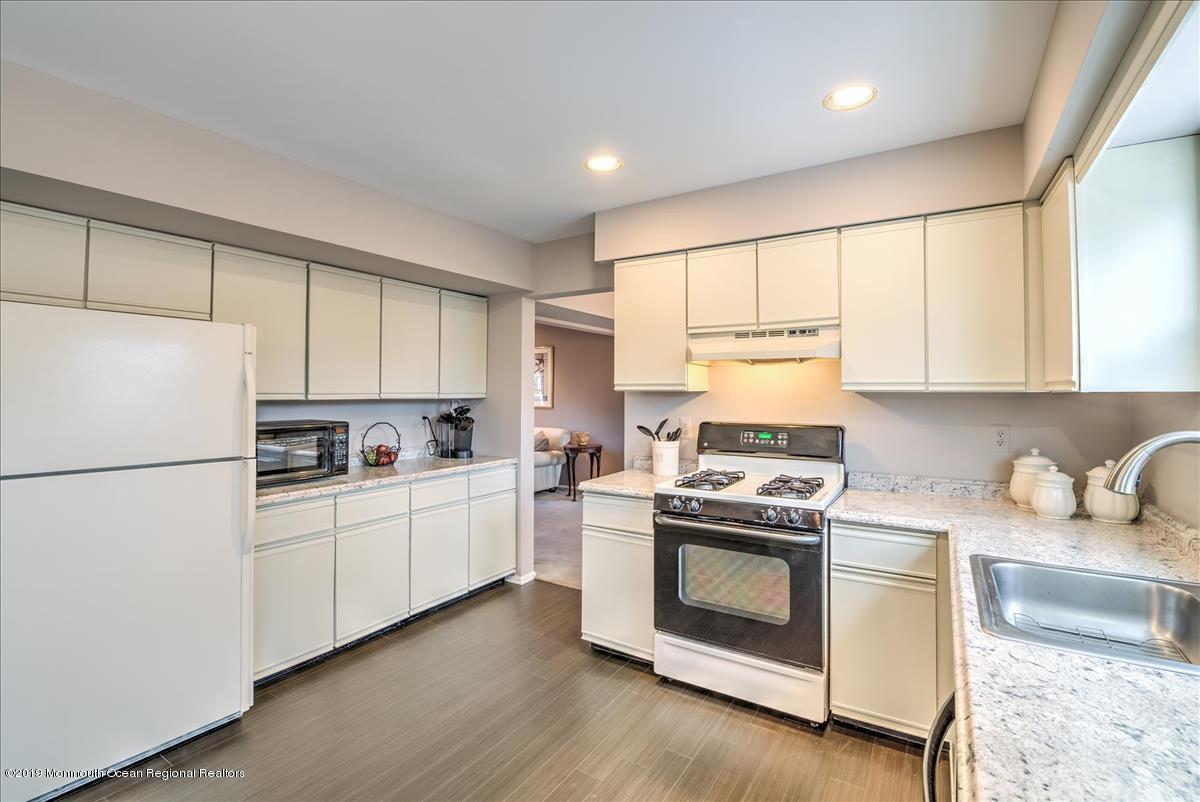 8 Regal Road Manalapan, NJ 07726 - Photo 11 of 24 10-KITCHEN(2)