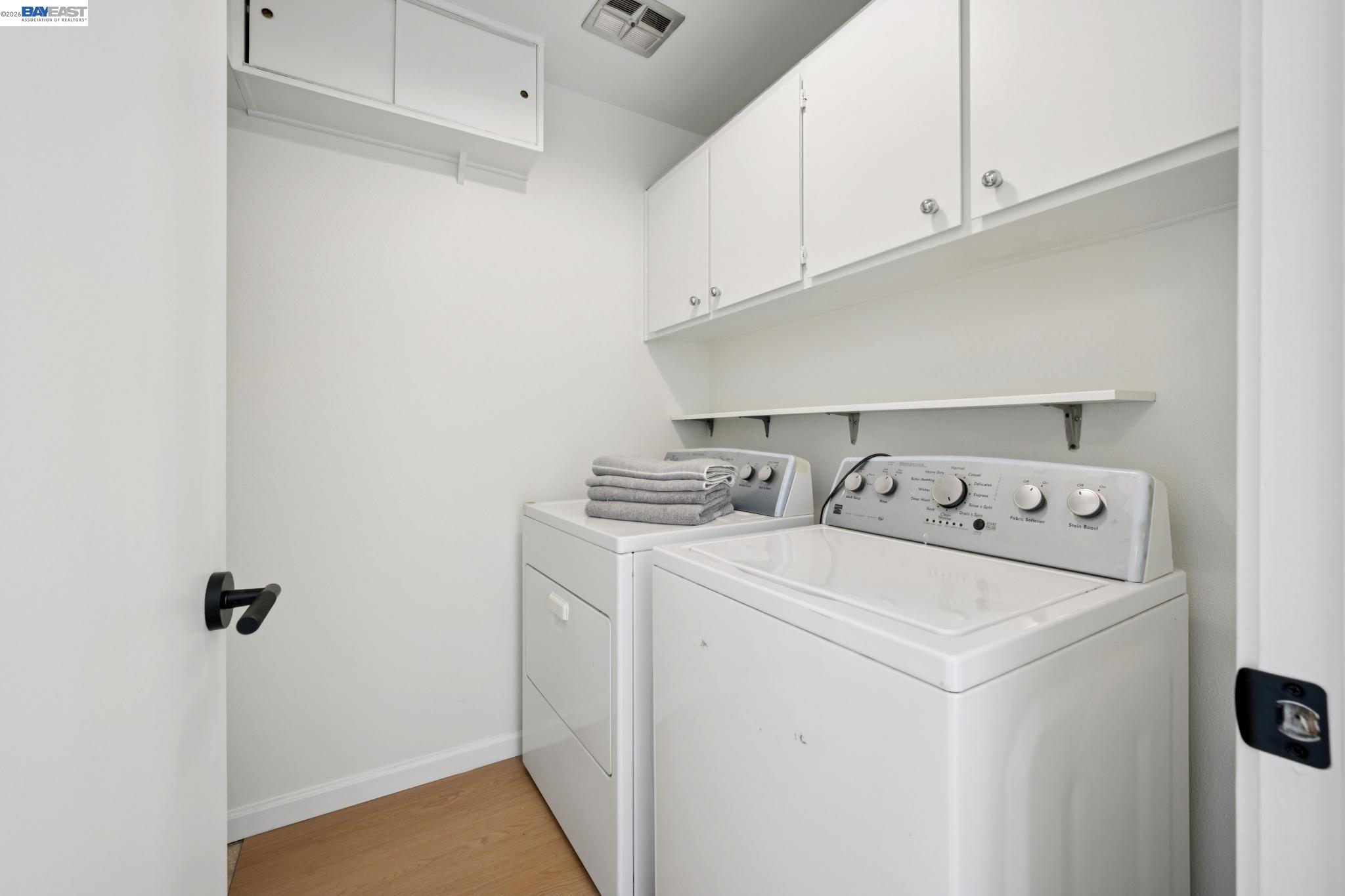 3201 Phoenix Lane Alameda, CA 94502 - Photo 20 of 58 a utility room with dryer and washer