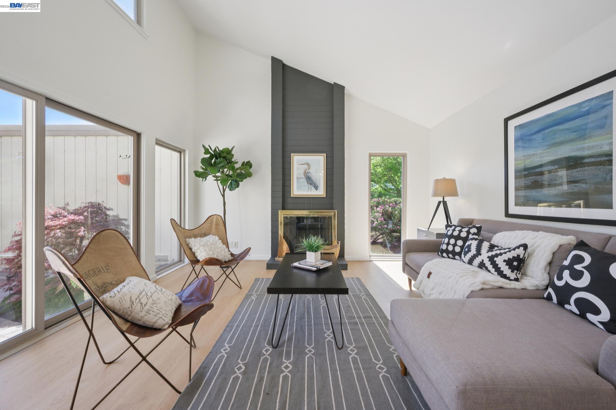 3201 Phoenix Lane Alameda, CA 94502 - Photo 10 of 58 a living room with furniture