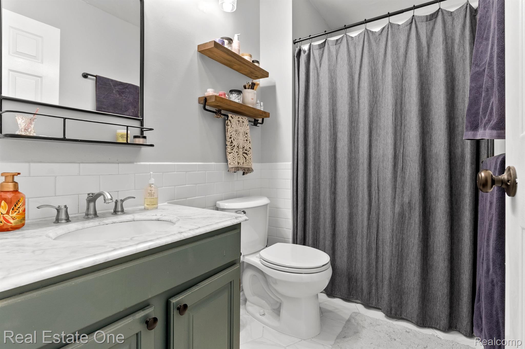 465 Bolinger Street Rochester, MI 48307 - Photo 25 of 46 Primary ensuite