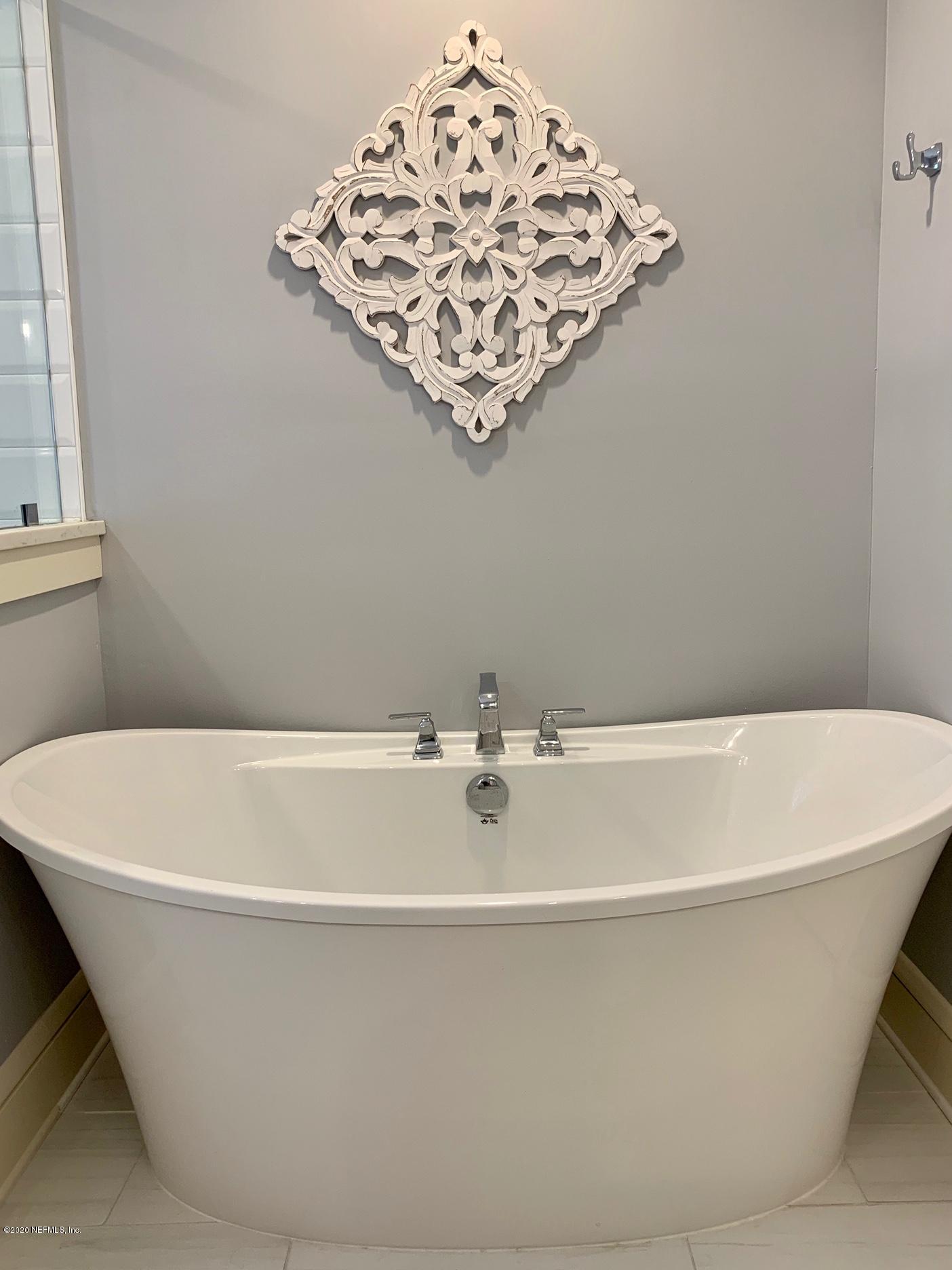 3556 Valencia Road Jacksonville, FL 32205 - Photo 24 of 32 Master bath tub