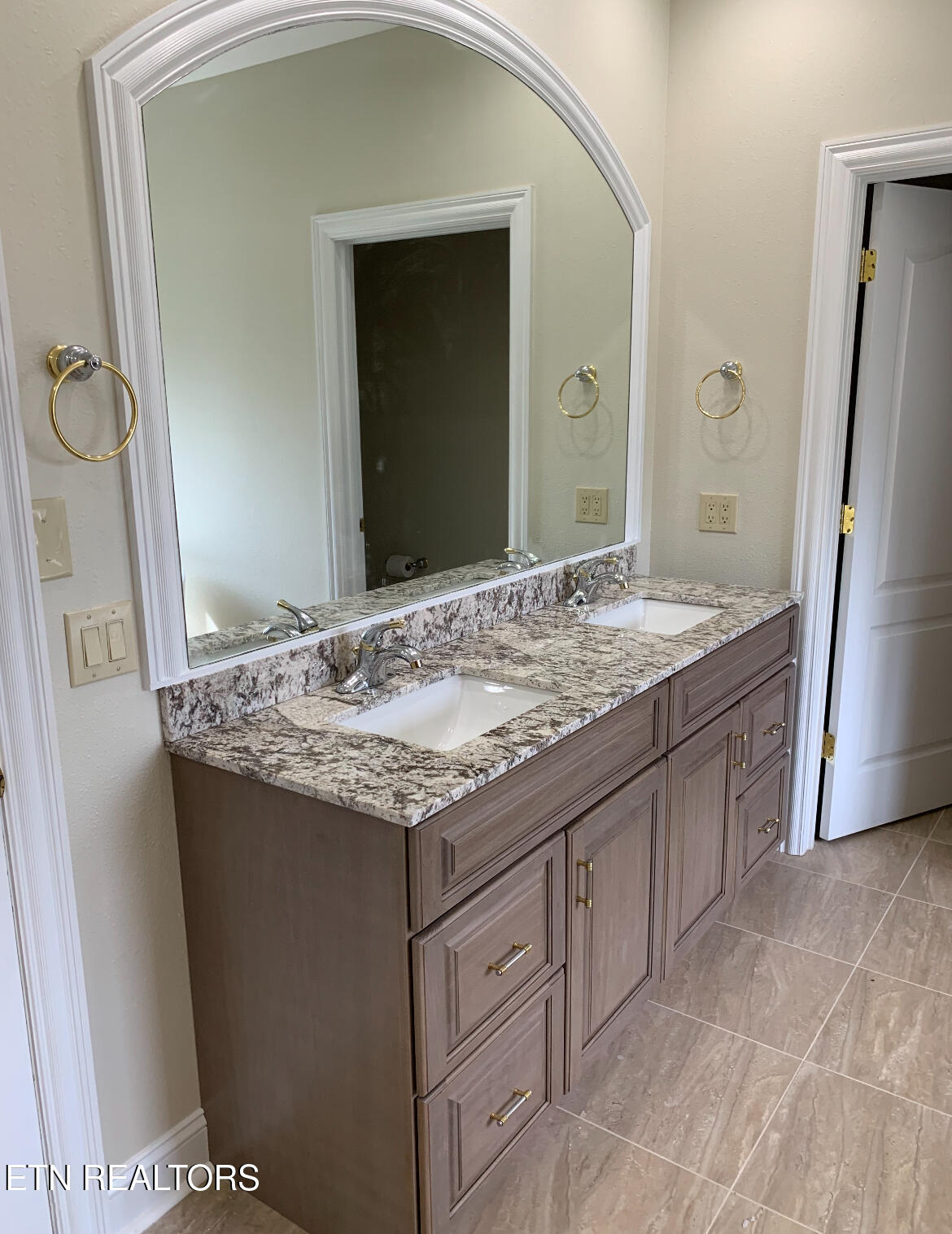 207 Drew Howard Road Crossville, TN 38571 - Photo 27 of 42 Master bath