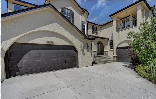 a view of entryway with a front door