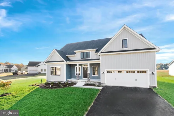 a view of house with a yard