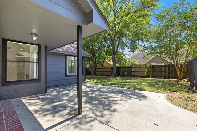 a view of a house with backyard and garden