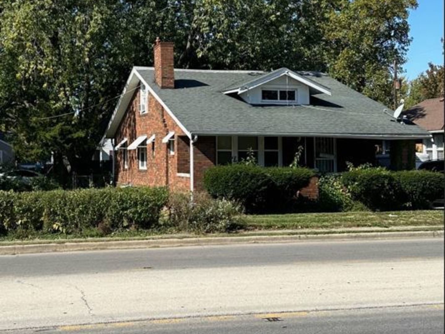 729 South 22nd Street Decatur, IL 62521 - Photo 3 of 22 a front view of a house with a yard