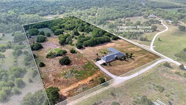 a view of a backyard with wooden floor