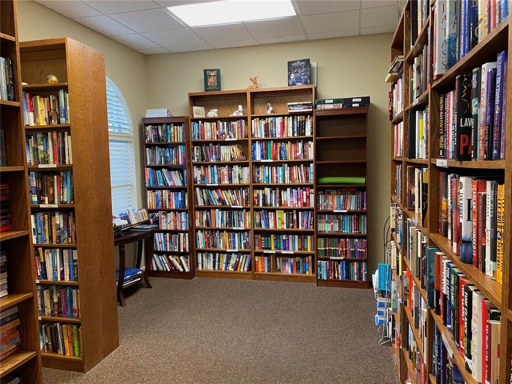 11536 Southwest 140th Loop Dunnellon, FL 34432 - Photo 69 of 75 a view of a book shelf with lots of books