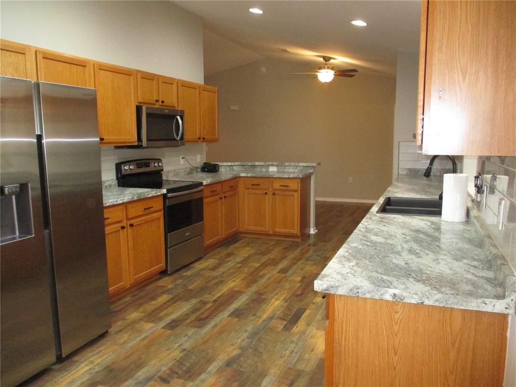 11536 Southwest 140th Loop Dunnellon, FL 34432 - Photo 7 of 75 a kitchen with a sink stove and refrigerator