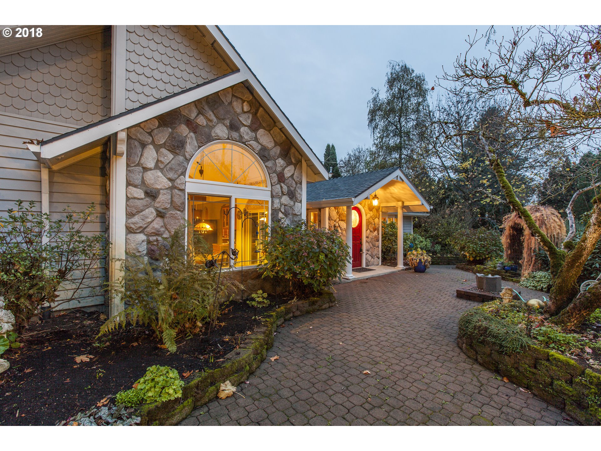 a view of entryway and garden