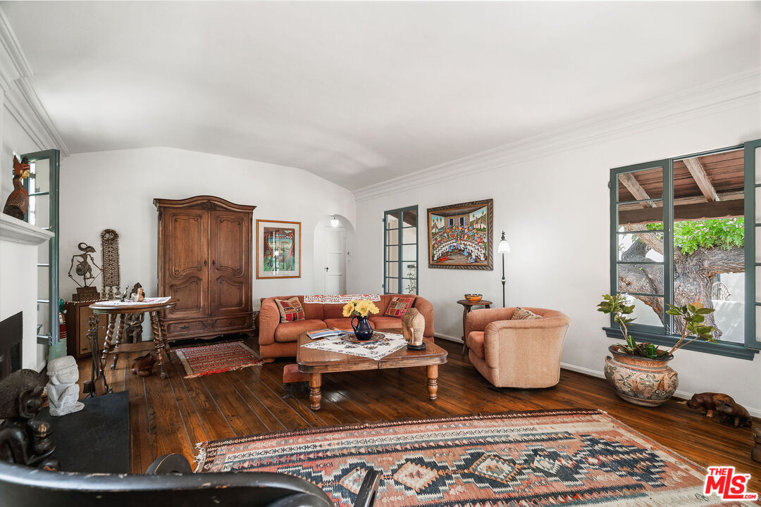 447 9th Street Santa Monica, CA 90402 - Photo 11 of 58 a living room with furniture rug and window