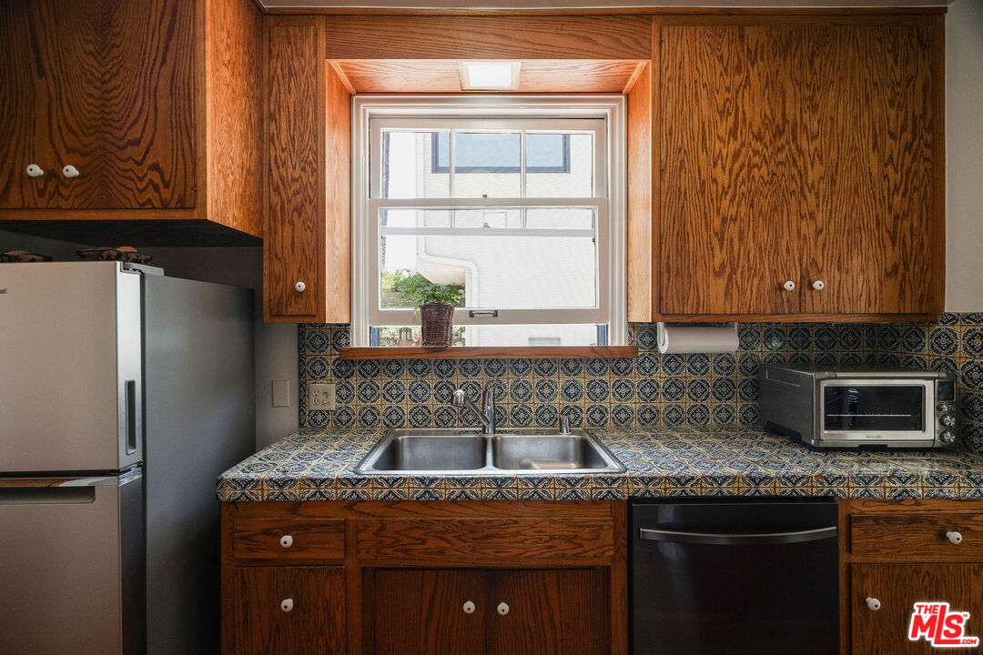 447 9th Street Santa Monica, CA 90402 - Photo 20 of 58 a kitchen with granite countertop a sink stove and refrigerator