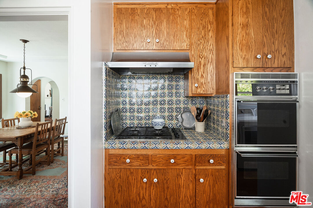 447 9th Street Santa Monica, CA 90402 - Photo 21 of 58 a kitchen with granite countertop a stove and a refrigerator