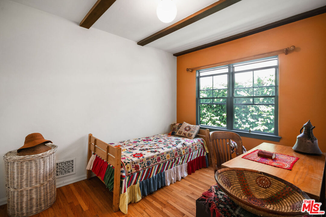 447 9th Street Santa Monica, CA 90402 - Photo 29 of 58 a bedroom with two beds and a window