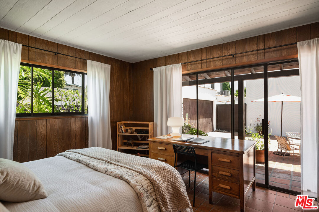 447 9th Street Santa Monica, CA 90402 - Photo 36 of 58 a bedroom with a large bed and a balcony