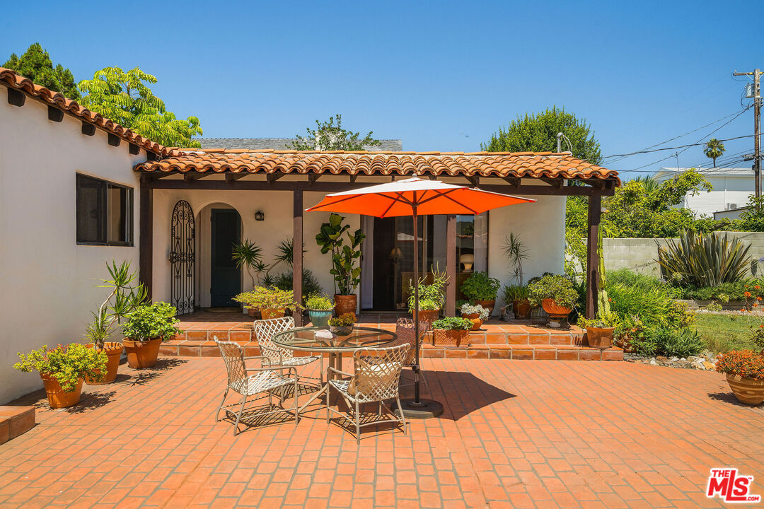 447 9th Street Santa Monica, CA 90402 - Photo 40 of 58 a view of a patio with a table and chairs under an umbrella