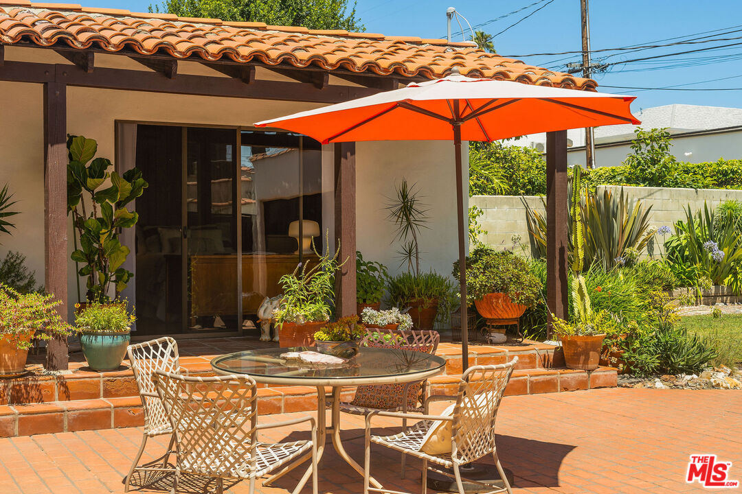 447 9th Street Santa Monica, CA 90402 - Photo 41 of 58 a view of patio with chairs and table under an umbrella